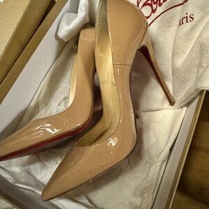 Christian Louboutin- So Kate 
Beige Patent Leather Heels